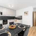 Fabulous With Terrace & Free Parking Apartment *