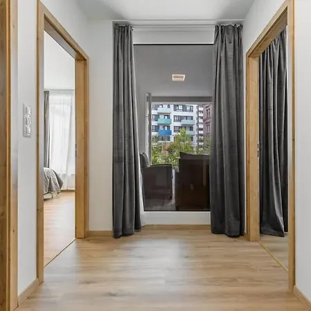 Fabulous With Terrace & Free Parking Apartment *