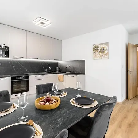 Fabulous With Terrace & Free Parking Apartment