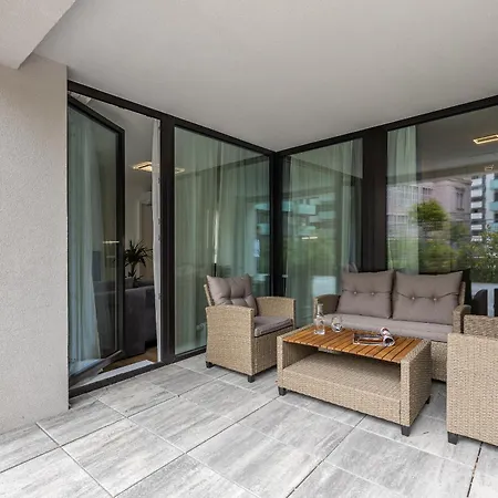 Апартаменти Fabulous With Terrace & Free Parking