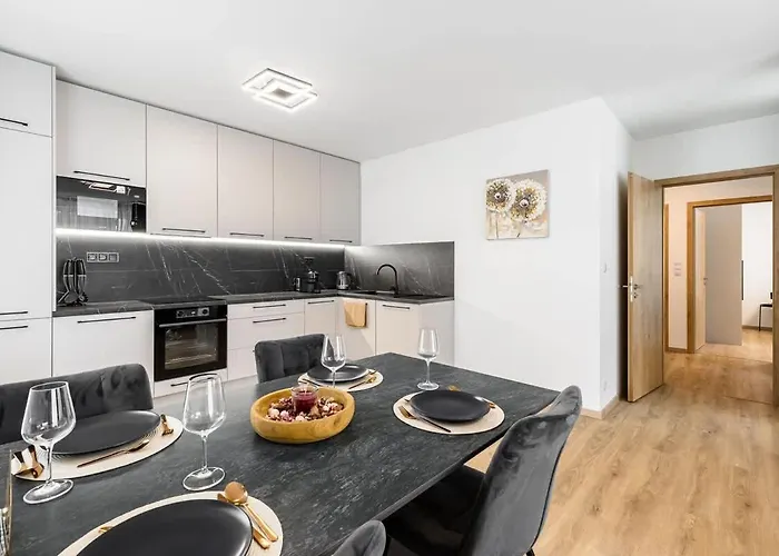 Fabulous With Terrace & Free Parking Apartment